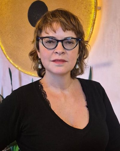 Retrato de Cíntia Vieira da Silva, filósofa, doutora e mestre em Filosofia pela UNICAMP, pós-doutora em Filosofia e Dança pela USP e professora associada da UFOP.